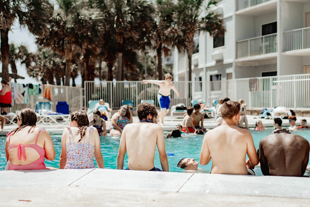 Club vacances famille entre piscine et plage pour enfants