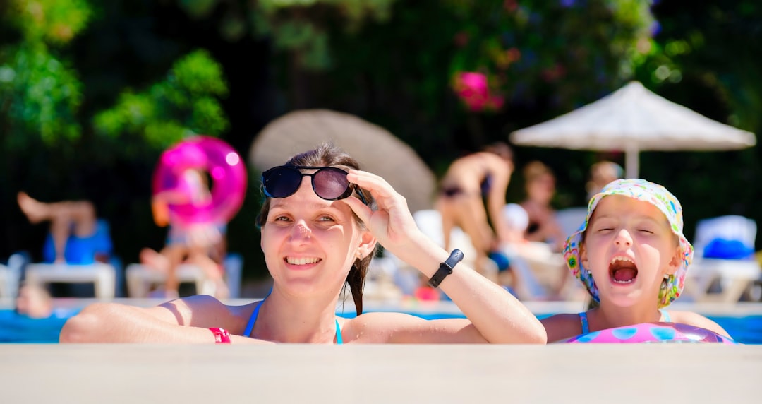 Piscine chauffee dans un hebergement de vacances famille