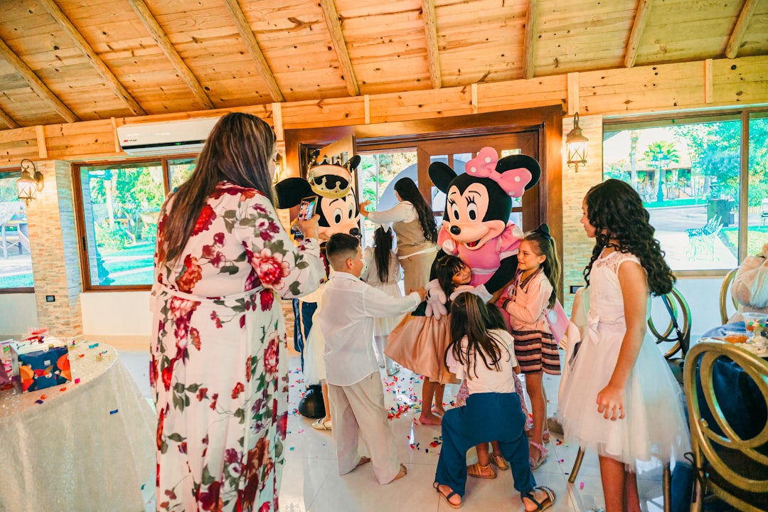 Enfants decouvrant un mini-club de vacances lors d un premier sejour