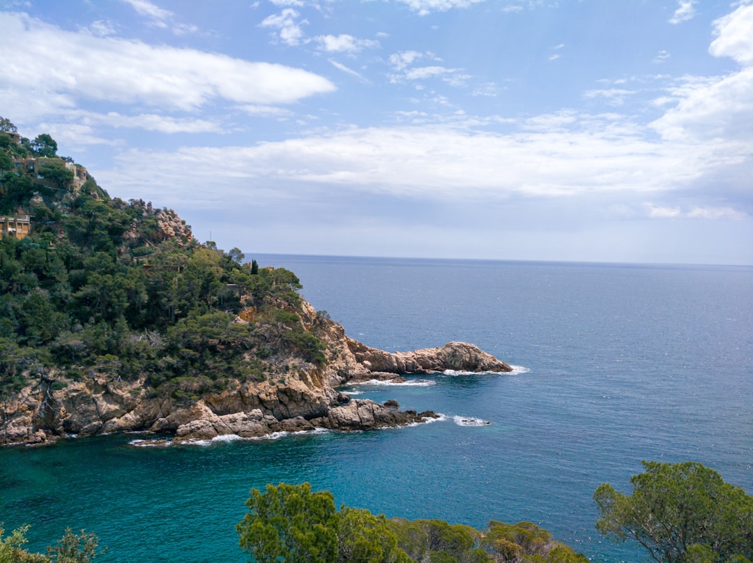 Crique claire de la Costa Brava au printemps pour un sejour en famille