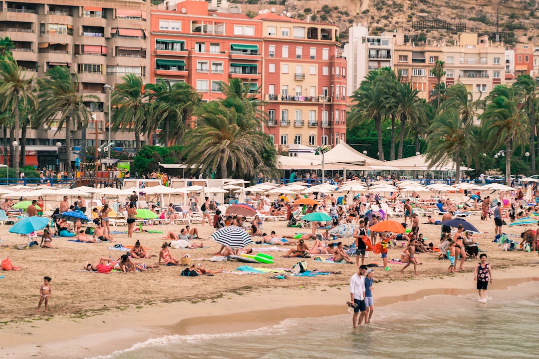 Plage mediterraneenne calme sur la Costa Daurada pour des vacances en famille