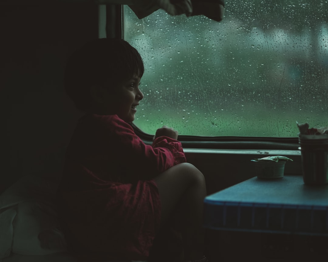 Famille en activites calmes pendant une journee de pluie en vacances
