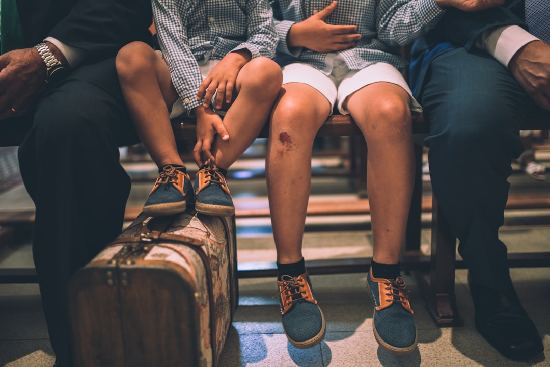 Valises d enfants preparees pour des vacances en famille