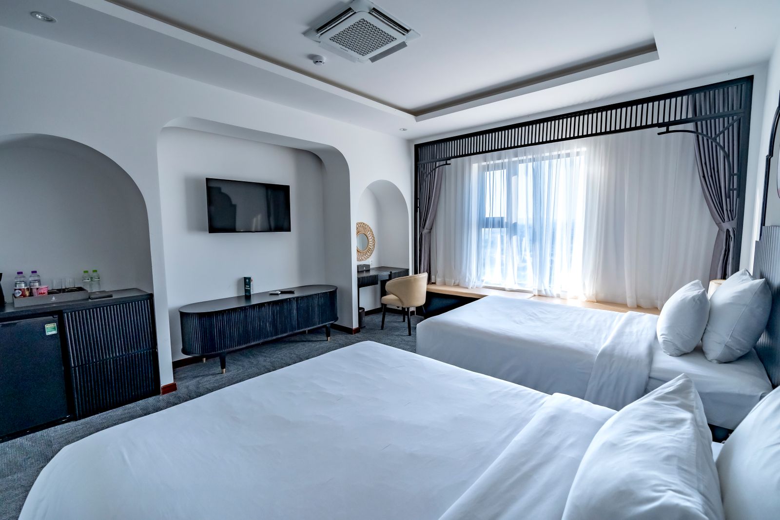 Chambre d'hôtel avec deux lits préparée pour une famille