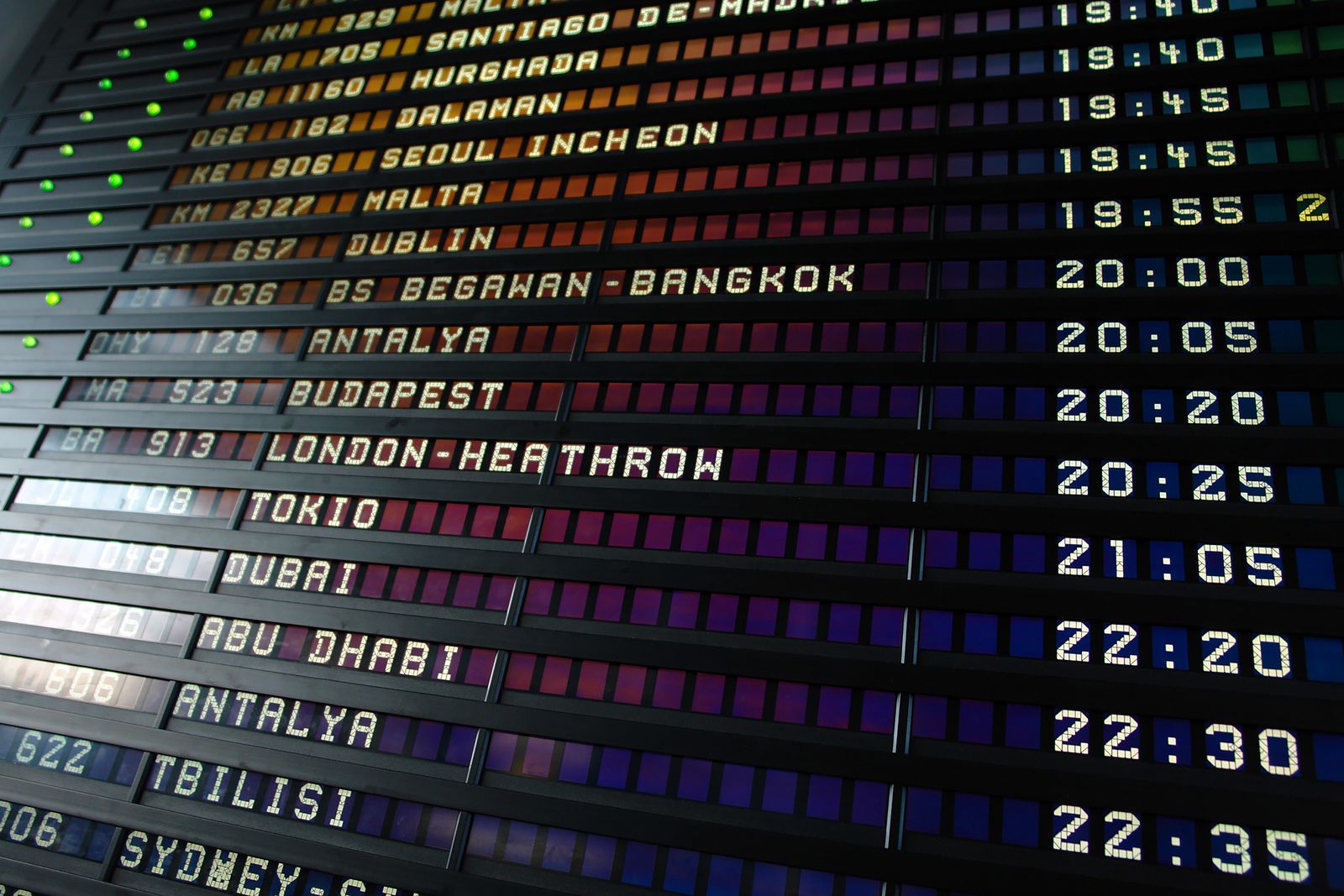 Panneau d'affichage des départs dans un terminal d'aéroport